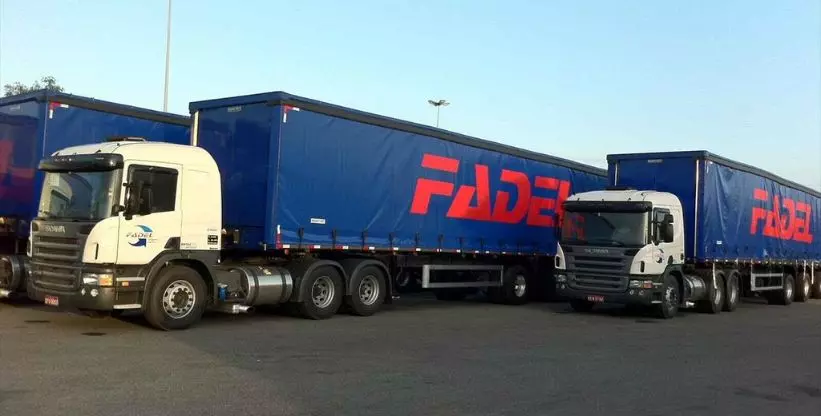 A foto mostra algumas carretas da Fadel Transportes 